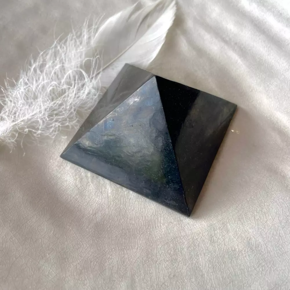 Pyramide shungitt - 80mm, Krystaller & smykker, Krystaller