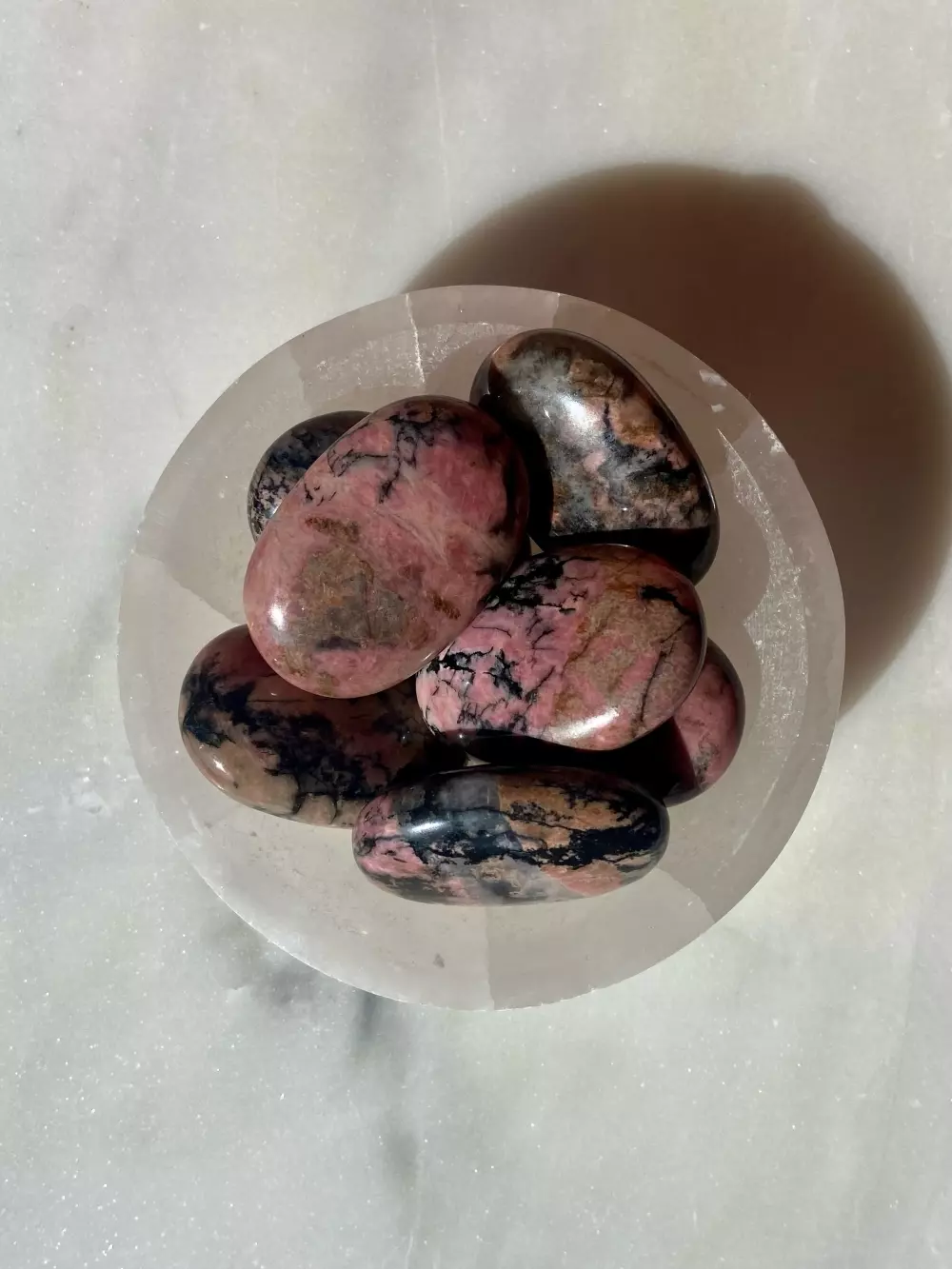 Rhodonitt - XL/håndstein, Krystaller & smykker, Krystaller, Ca. 4,5 x 3 x 1,5 cm