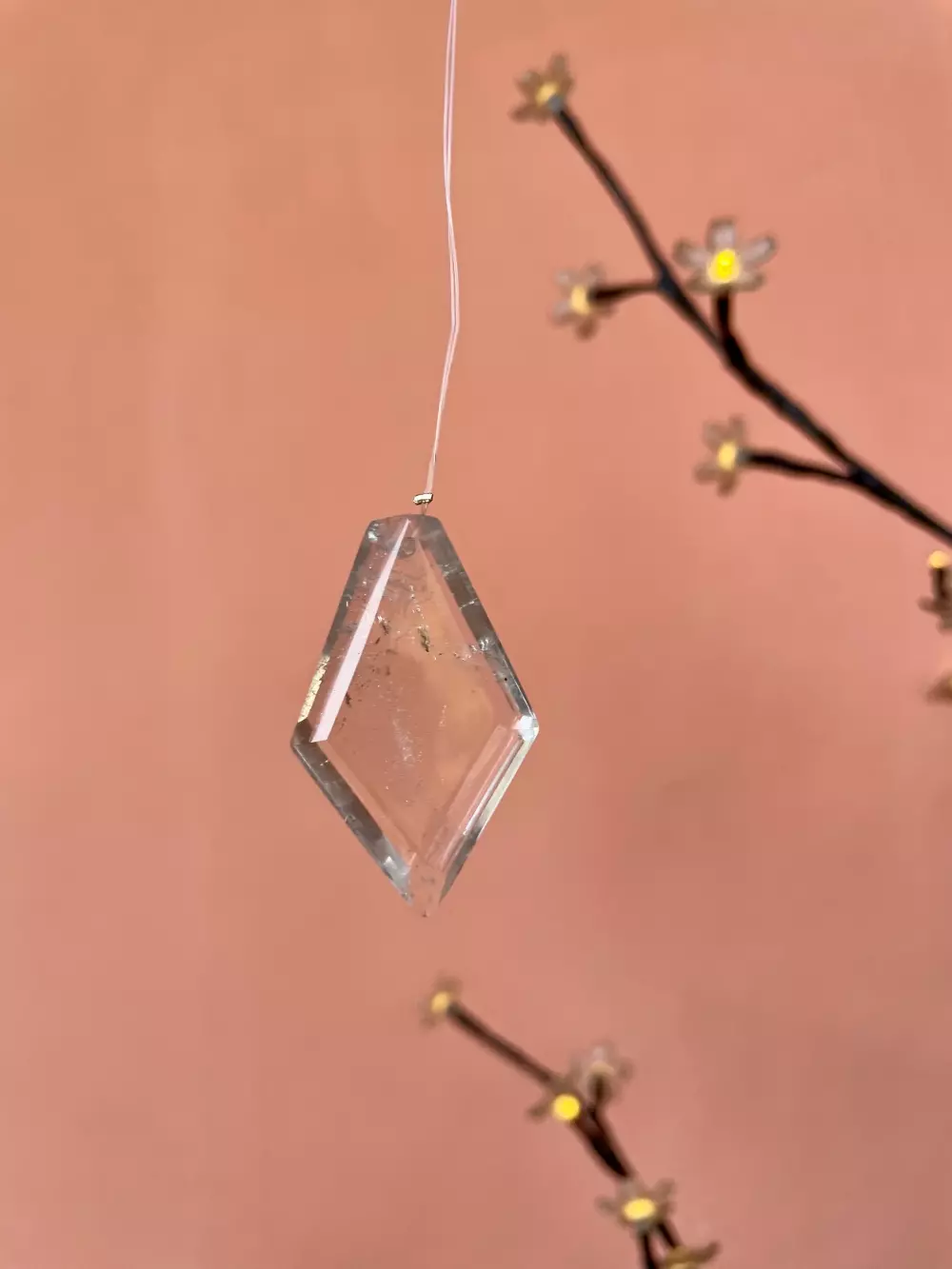 Solfanger Feng Shui i fasettert bergkrystall - rombeformet 28 mm. Feng Shui crystal 