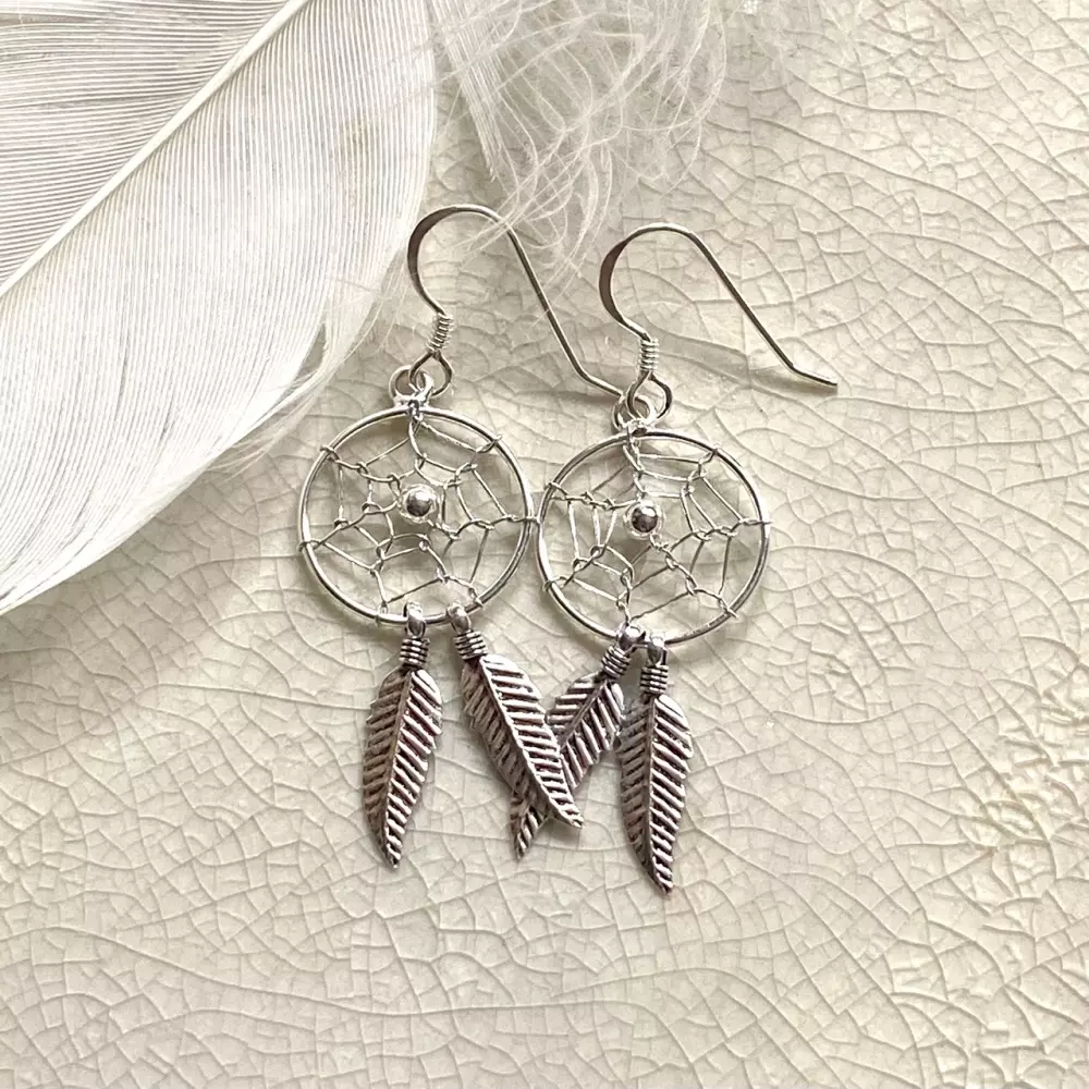 drømmefanger øredobber, earrings dreamcatcher, 925 sølv, sølv drømmefanger, håndlaget smykke, sølv amulett, drømmefanger smykke, sølv øredobber 925, naturlig sølv, indianerinspirert smykke, sølv amulett, Øredobber - drømmefanger i 925 sølv, Krystaller & smykker, Sølvsmykker 925, 35 x 17mm