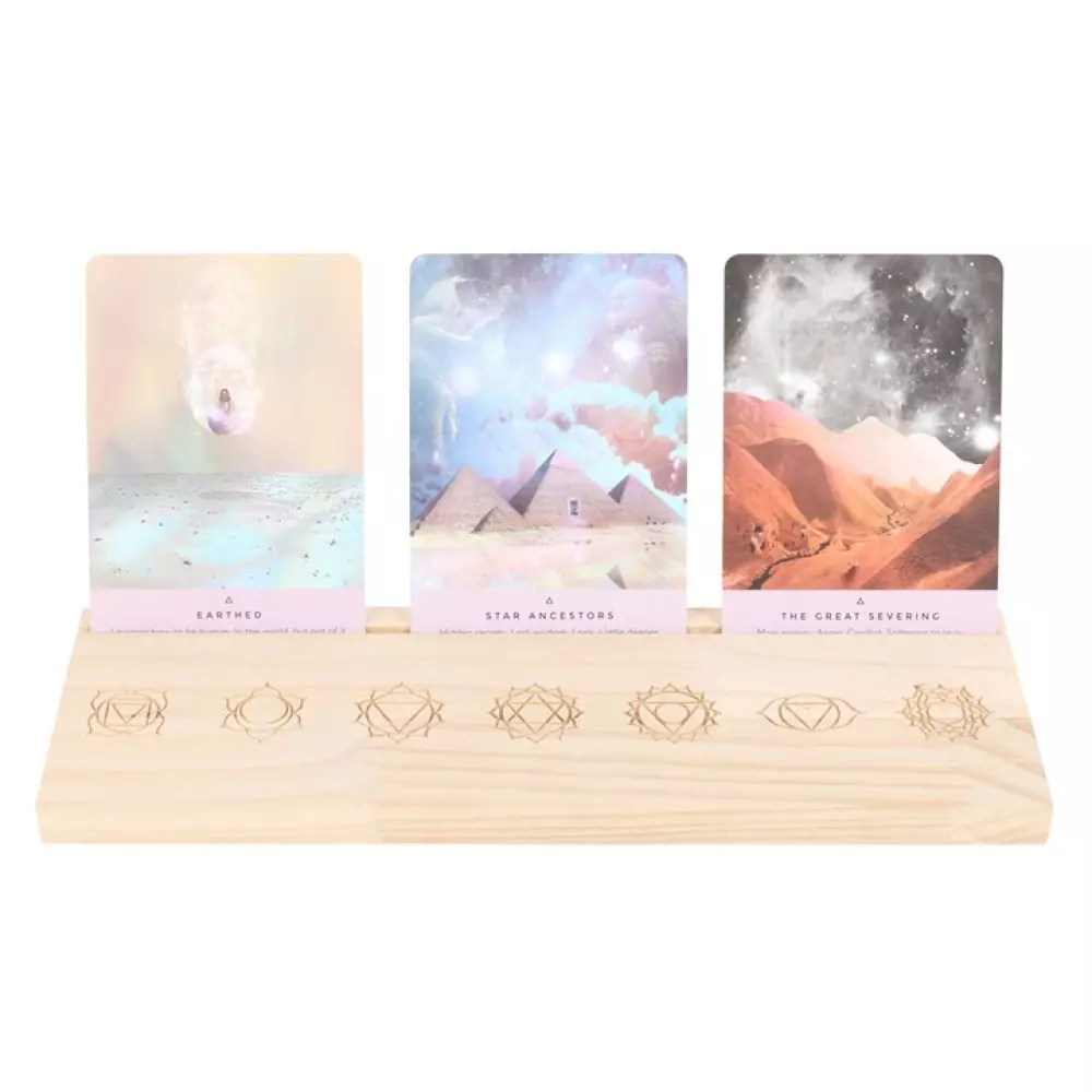 tarotkortstativ, tre tarotkortstativ, syv chakra tarotkortstativ, moderne tarotkortstativ, åndelig hjemdekor, tarotkortvisning, tarotkortpresentasjon, tarotkortdisplay, chakra dekor, alter dekorasjon, tarot tilbehør, esoterisk interiør, gave til tarotentusiast, bohem interiør, håndlaget tarotstativ, spirituell gave, Kortholder til Tarot - Syv chakra, ingen