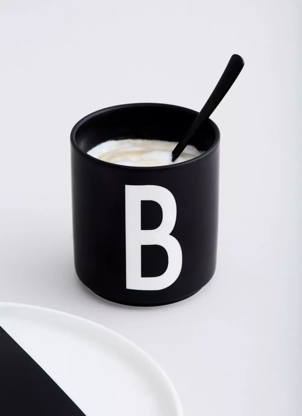 Design Letters Sort Kopp A, 5710498733162, 10204000A, Kjøkken, Krus og Skåler, Design Letters, Personal Porcelain cup Black A-Z