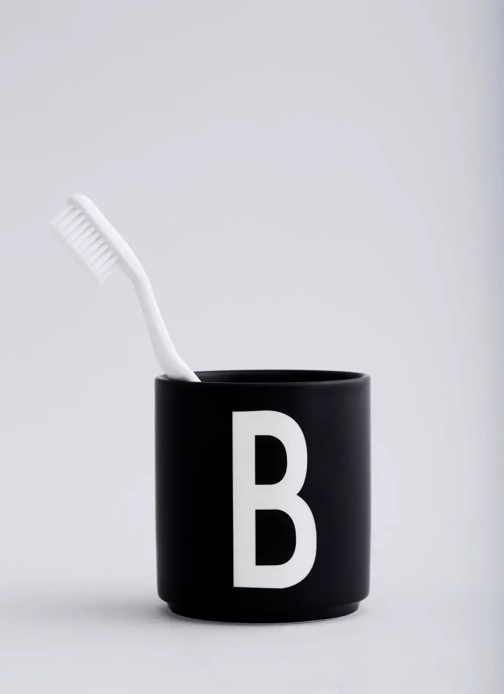 Design Letters Sort Kopp A, 5710498733162, 10204000A, Kjøkken, Krus og Skåler, Design Letters, Personal Porcelain cup Black A-Z