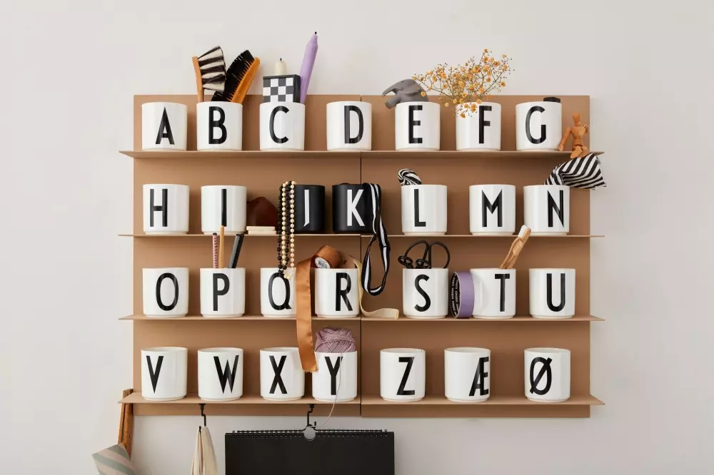 Design Letters Sort Kopp A, 5710498733162, 10204000A, Kjøkken, Krus og Skåler, Design Letters, Personal Porcelain cup Black A-Z