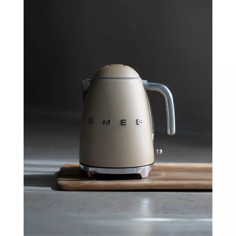 Smeg Vannkoker 1,7 l Matt Champagne, 8017709290870, 46200233, Kjøkken, Elektrisk, Smeg, Modern House, Smeg Vannkoker 1,7 l champagne matt