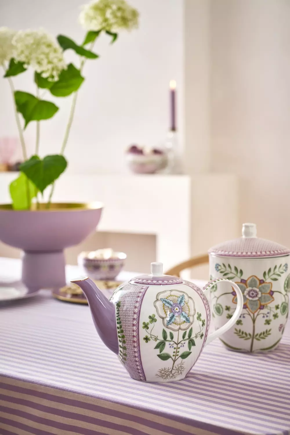 Tea Pot Lily&Lotus Tiles Lilac 1.6ltr, 8720874271642, 51.005.080, Kjøkken, Serviser, Pip Studio, New Edition Home bv