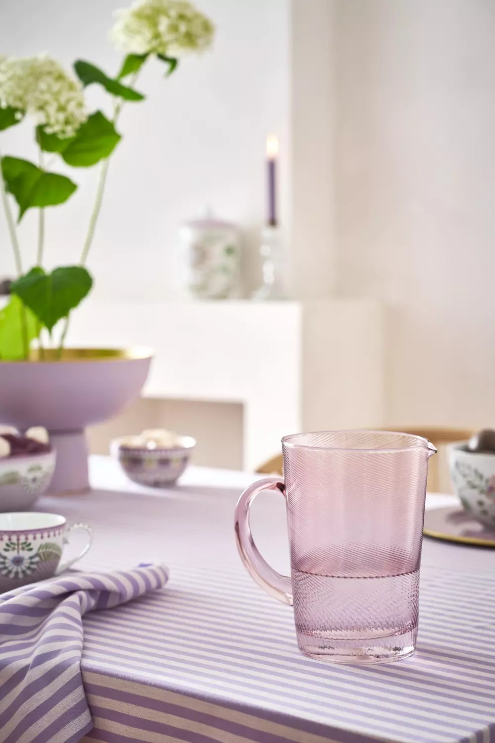 Pitcher Twisted Lilac 1.45ltr, 8720874270867, 51.074.009, Kjøkken, Mugger og Karafler, Pip Studio, New Edition Home bv