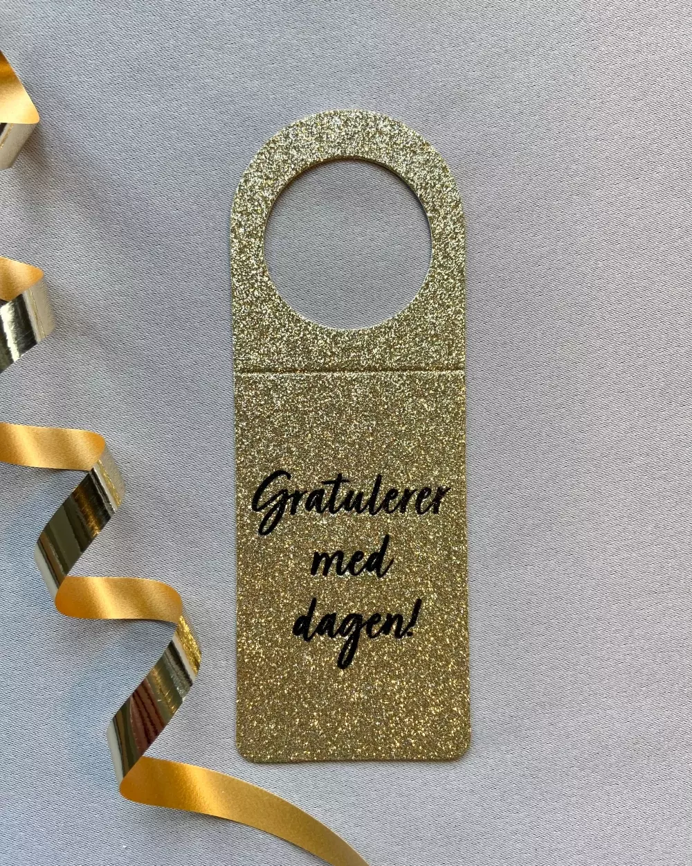 Flaskekort Gratulerer Glitter Gull, 7073072005320, BC1, Party, Kort, NORWAY DESIGNstudio, FLASKEKORT- GRATULERER