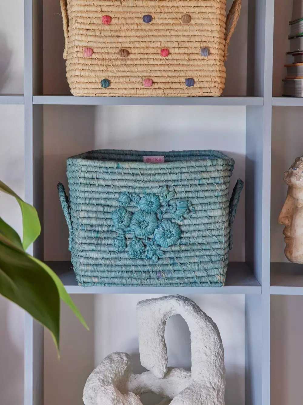 Raffia Kurv Blå Med Blomstermotiv