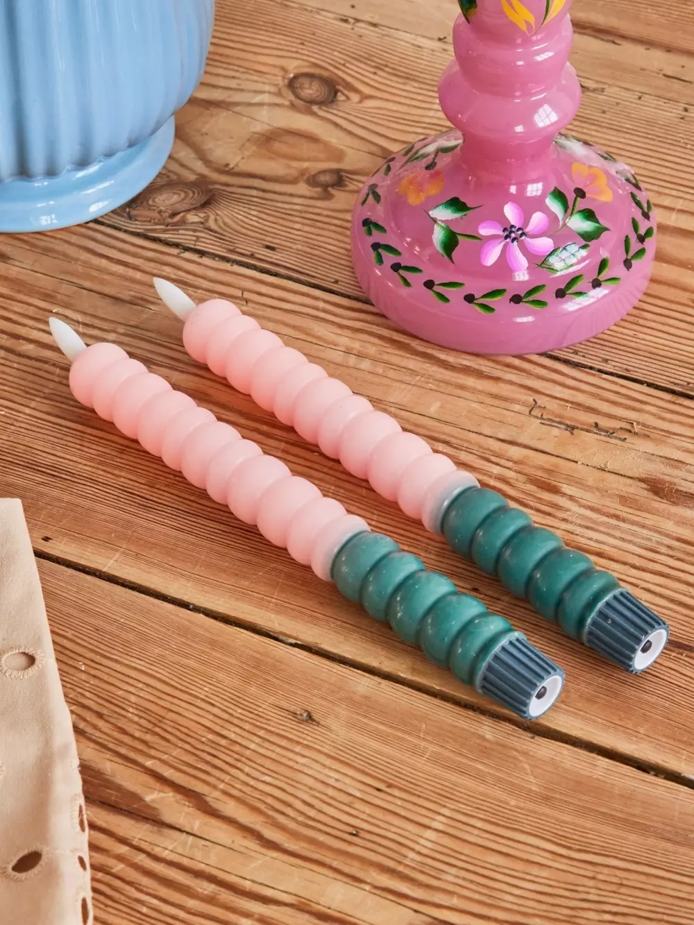 Twisted Led-Lys Grønn & Rosa 2pk, 5708315258554, CDLED-2ZSIG, Interiør, Lys, Rice, Twisted LED Candle in Green and Soft Pink - AAA Battery (not incl.) - Set of 2