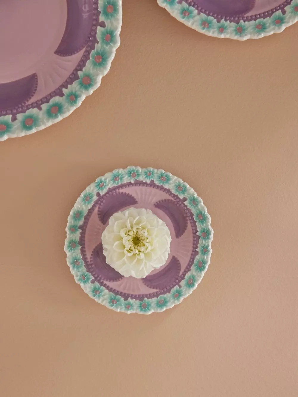 Keramikkasjett Med Blomstermotiv Rosa Lilla, 5708315230413, CECPL-EML, Kjøkken, Asjetter & Tallerkener, Rice, Ceramic Cake Plate with Embossed Flower Design - Lavender