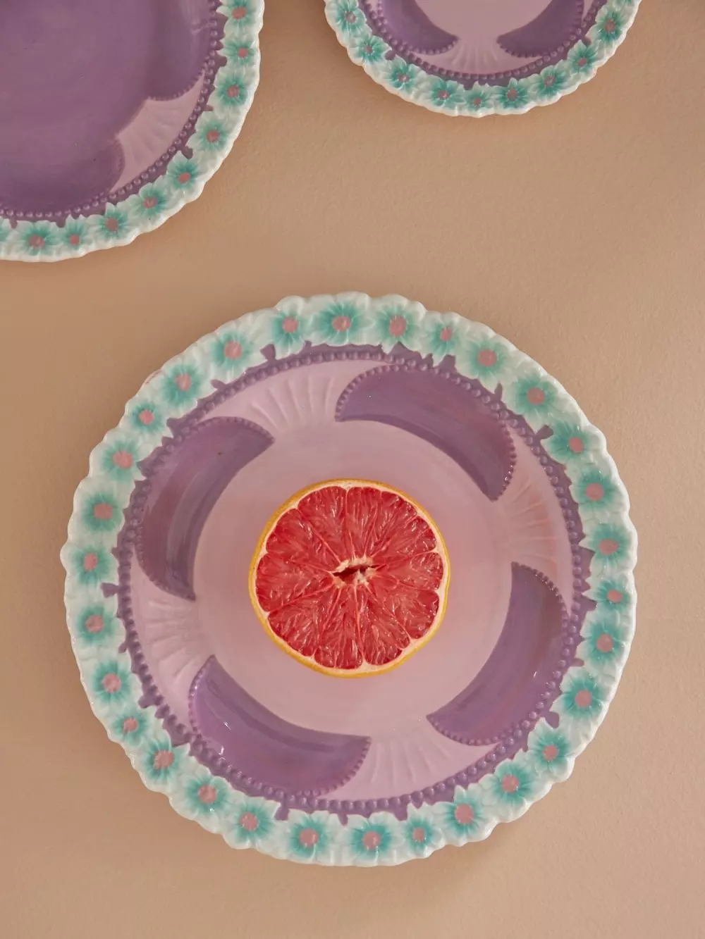 Middagstallerken Keramikk Blomstermotiv Rosa Lilla, 5708315230406, CEDPL-EML, Kjøkken, Asjetter & Tallerkener, Rice, Ceramic Dinner Plate with Embossed Flower Design - Lavender