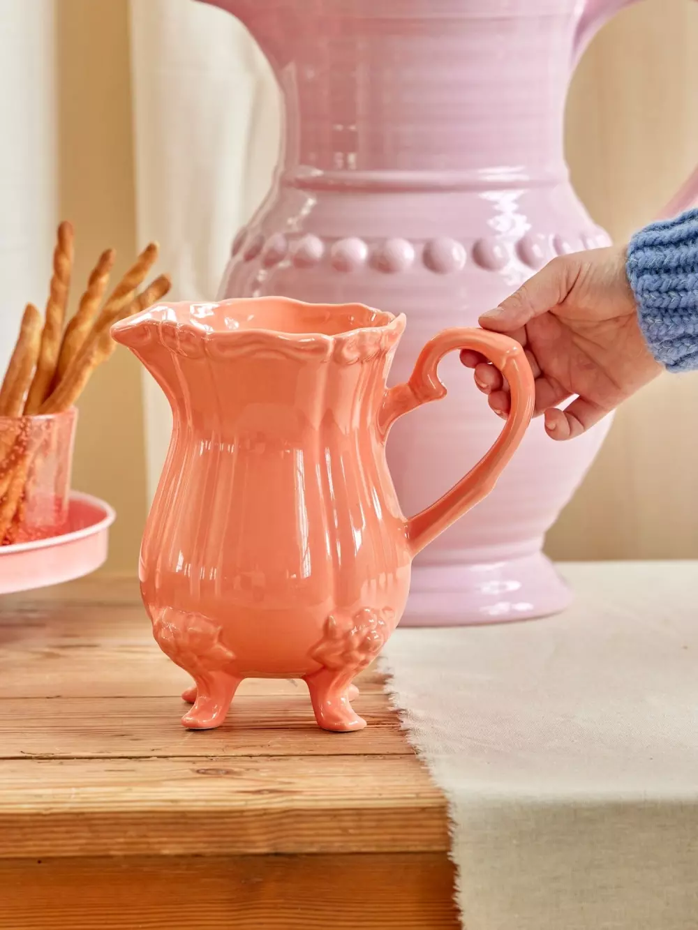 Keramisk Mugge Korall 1.7L, 5708315260441, CEJUG-FEMCO, Kjøkken, Mugger og Karafler, Rice, Ceramic Jug with Feet in Coral - 1,7 L. - Large