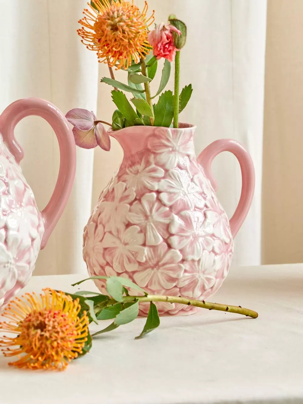 Keramisk Blomstermugge Rosa 2,4L, 5708315258400, CEJUG-MFLOWI, Kjøkken, Mugger og Karafler, Rice, Ceramic Flower Jug in Perfect Pink - 2,4 L.