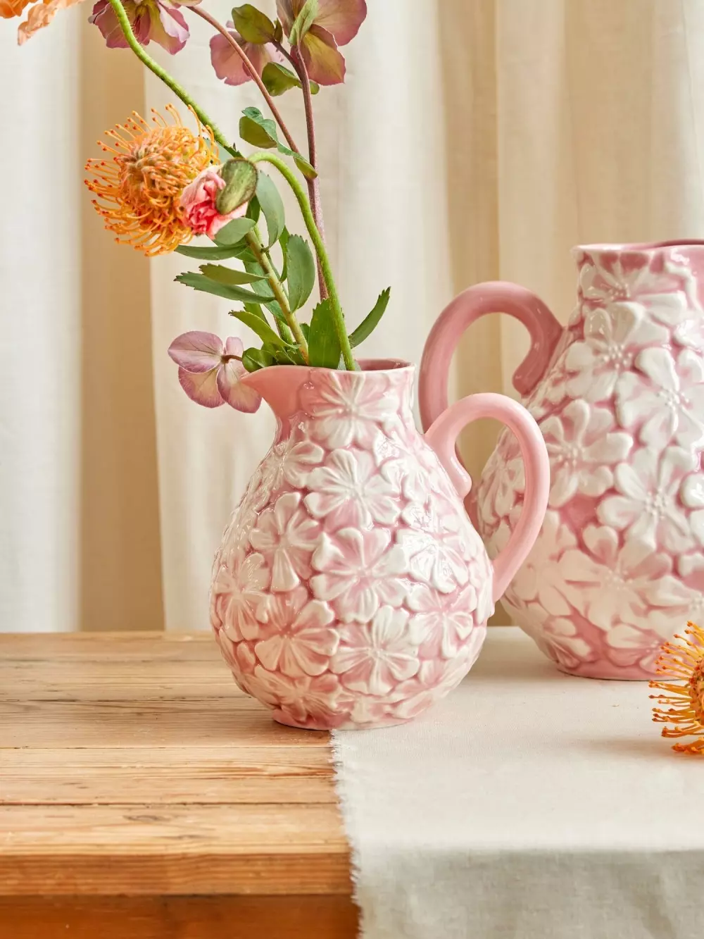 Keramisk Blomstermugge Rosa 2,4L, 5708315258400, CEJUG-MFLOWI, Kjøkken, Mugger og Karafler, Rice, Ceramic Flower Jug in Perfect Pink - 2,4 L.