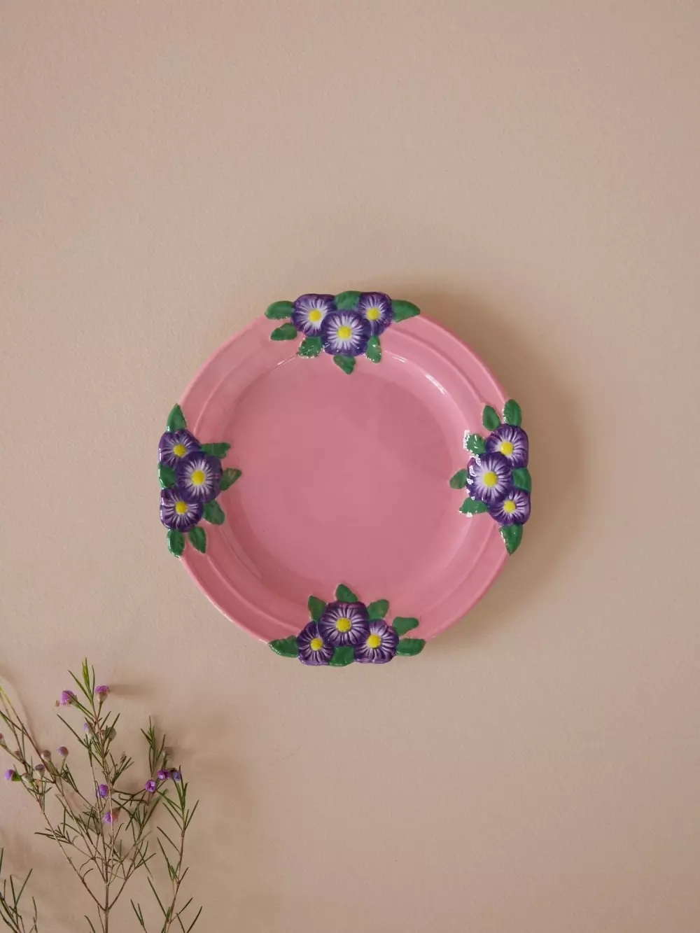 Lunsjasjett Keramikk Blomstermotiv Rosa, 5708315248227, CELPL-EMI, Kjøkken, Asjetter & Tallerkener, Rice, Ceramic Lunch Plate with Embossed Flower Design - Pink