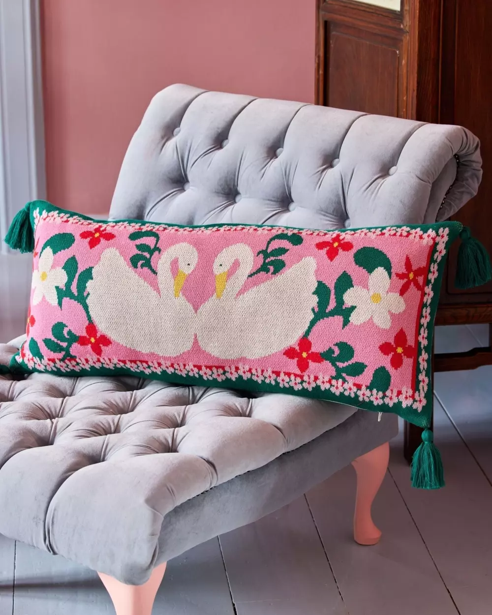 Strikket Pute Med Dusker Svaner, 5708315258677, CSREC-SWANS, Tekstil, Puter og Putetrekk, Rice, Rectangular Knitted Cushion with Swans and Tassels - Pink