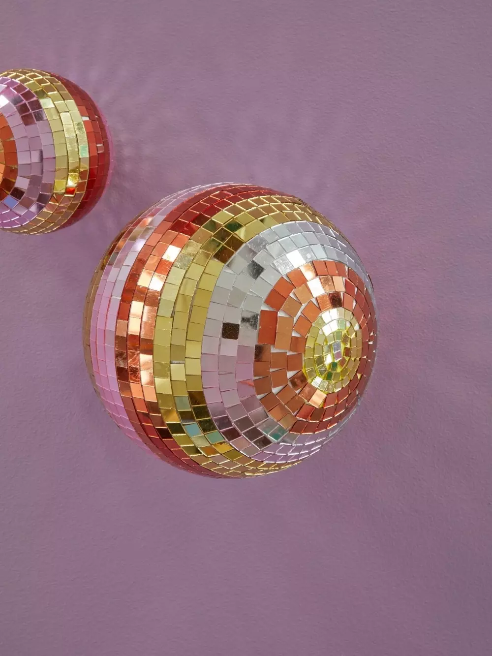 Discokule Striper M, 5708315209730, DISCO-MAW21GO, Interiør, Diverse Interiør, Rice, Disco Ball with Stripes and Gold - Medium