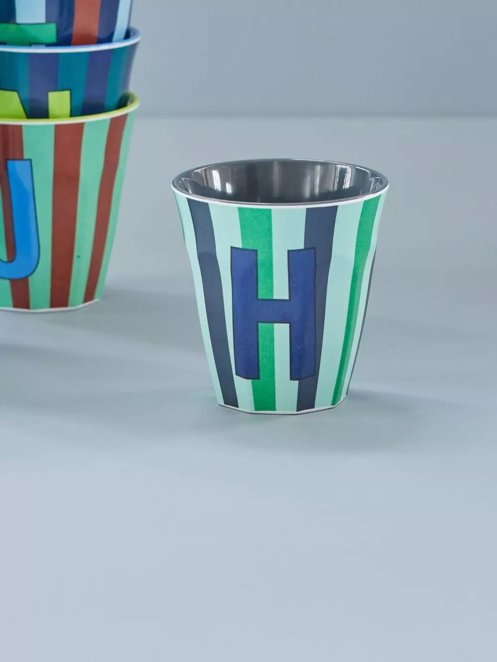 Melamin Bokstavkopp H H9 Striper, 5708315253993, MELCU-ALPSTRHB, Kjøkken, Melamin- & Treservise, Rice, Melamine Cup with the Letter H - Stripes - Medium - 250 ml