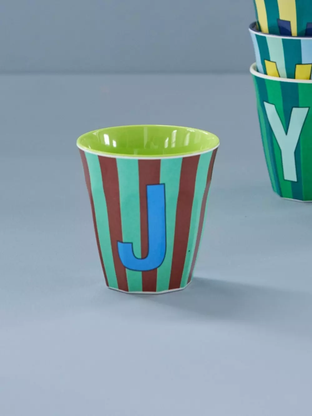 Melamin Bokstavkopp J H9 Striper, 5708315254013, MELCU-ALPSTRJB, Kjøkken, Melamin- & Treservise, Rice, Melamine Cup with the Letter J - Stripes - Medium - 250 ml