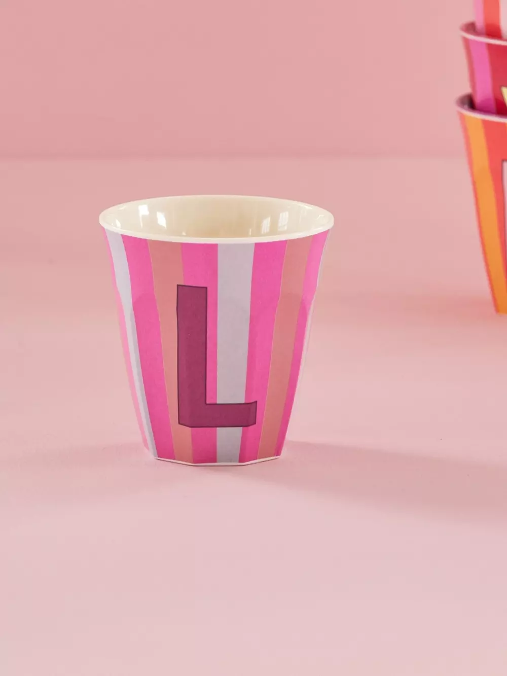 Melamin Bokstavkopp L H9, 5708315254280, MELCU-ALPSTRLI, Kjøkken, Melamin- & Treservise, Rice, Melamine Cup with the Letter L - Stripes - Medium - 250 ml