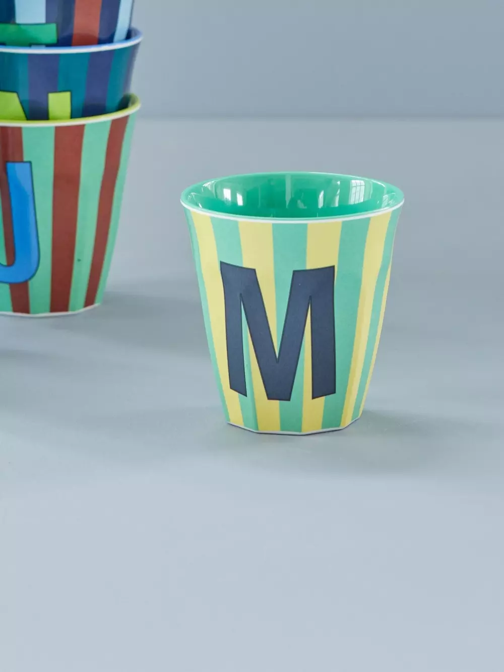 Melamin Bokstavkopp M H9 Striper, 5708315254044, MELCU-ALPSTRMB, Kjøkken, Melamin- & Treservise, Rice, Melamine Cup with the Letter M - Stripes - Medium - 250 ml