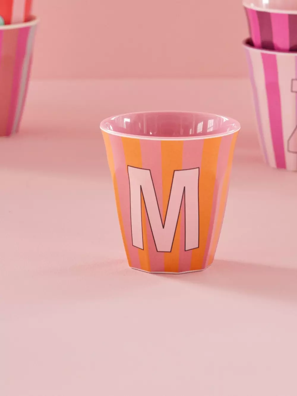 Melamin Bokstavkopp M H9, 5708315254297, MELCU-ALPSTRMI, Kjøkken, Melamin- & Treservise, Rice, Melamine Cup with the Letter M - Stripes - Medium - 250 ml