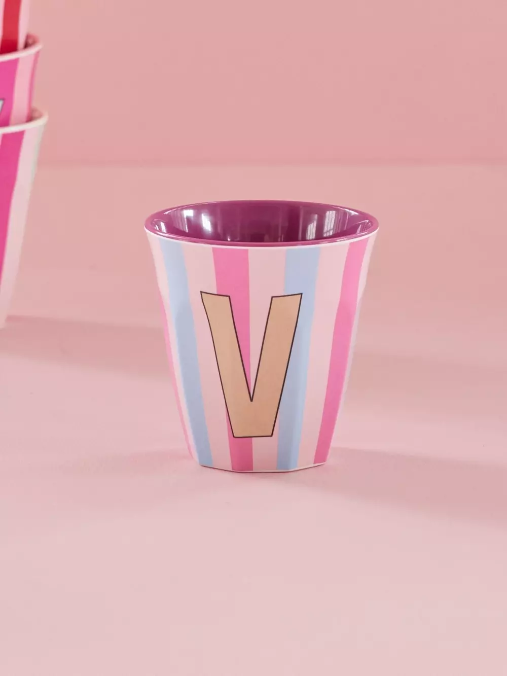 Melamin Bokstavkopp V H9, 5708315254372, MELCU-ALPSTRVI, Kjøkken, Melamin- & Treservise, Rice, Melamine Cup with the Letter V - Stripes - Medium - 250 ml