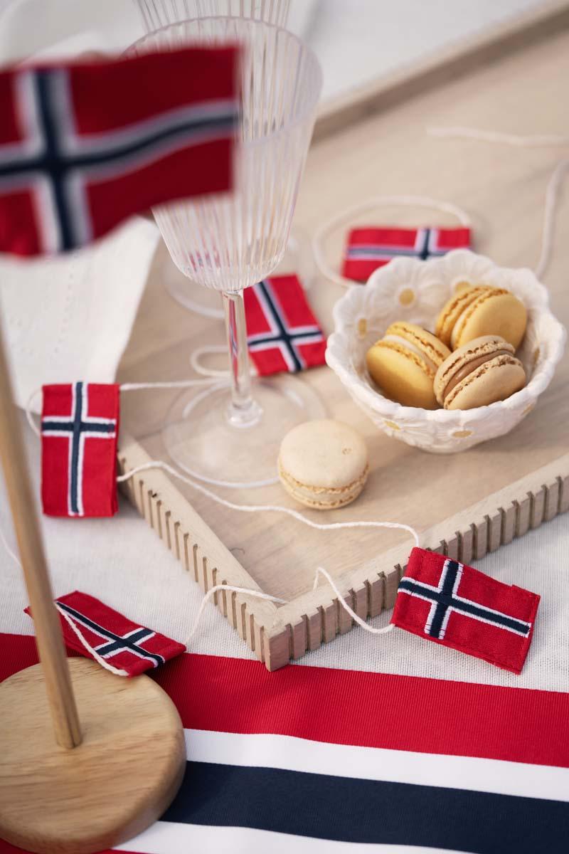 Flagg, girlander og bordflagg på 17. mai-bordet
