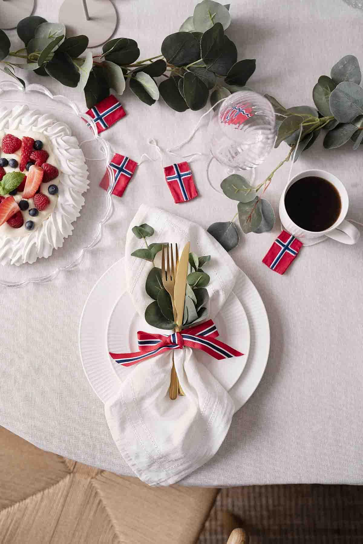 Kuvert med linserviett på 17. mai-bord
