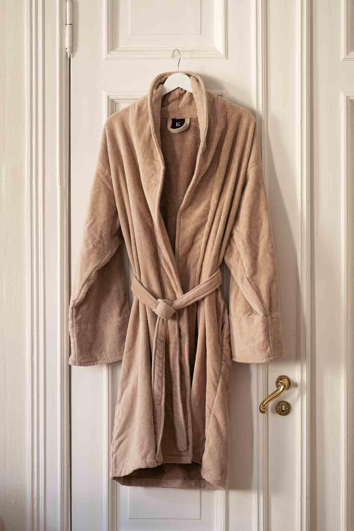 Badekåpe i beige på baderommet