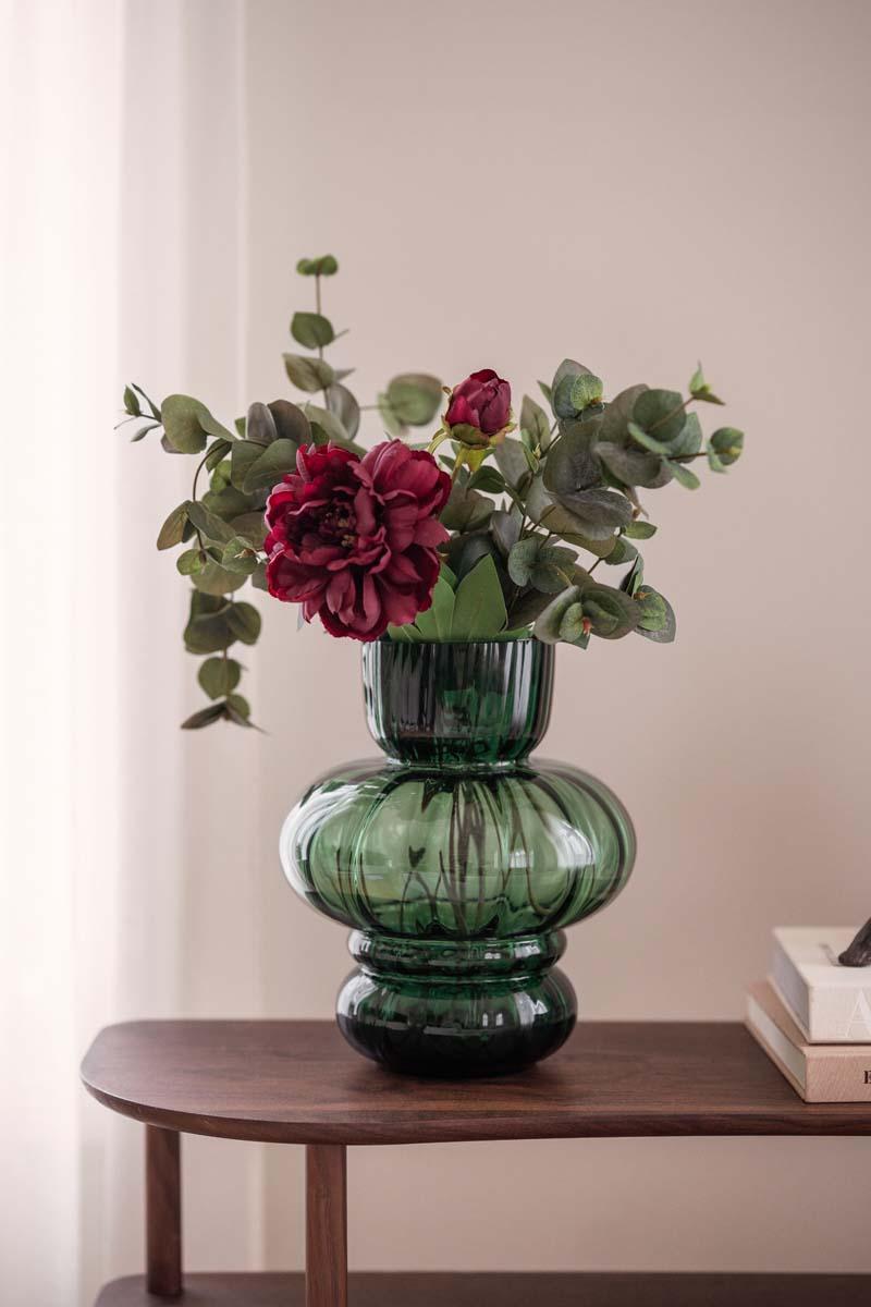 Vase Gabriella grønn med eukalyptus og stilkblomst