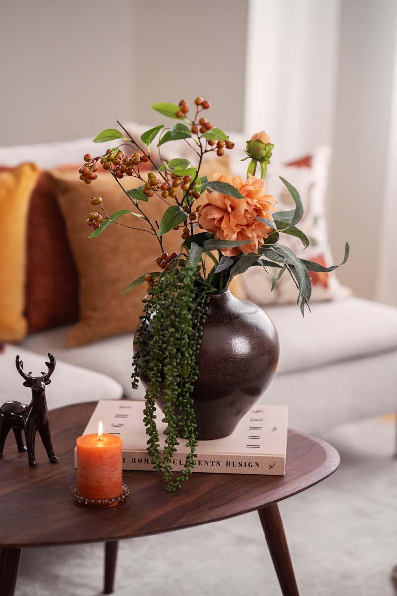 Vase Julie med stilkblomster, blader og bær