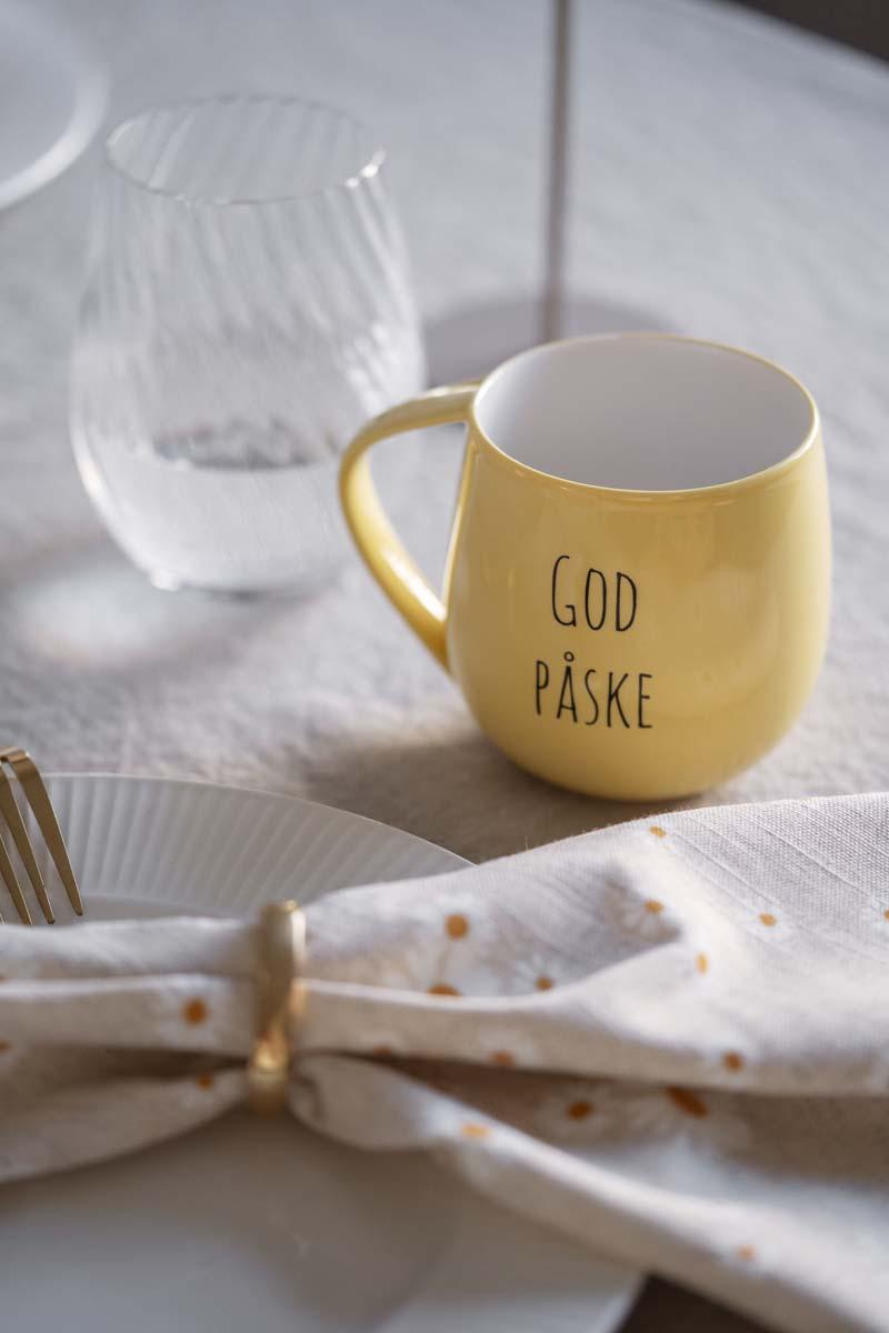 Påskebord med kopp og lykketegning