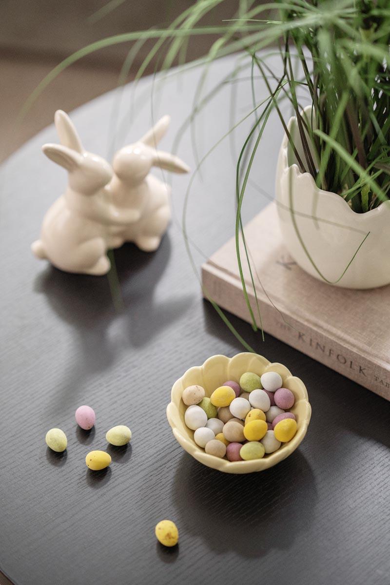 Påskeskål med sjokolade og påskeegg