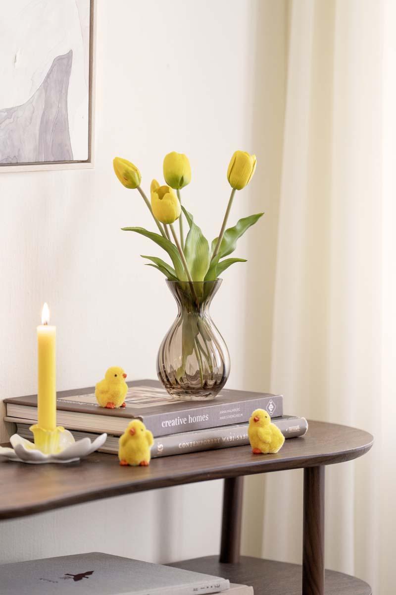 Vase med tulipaner og dekorkylling