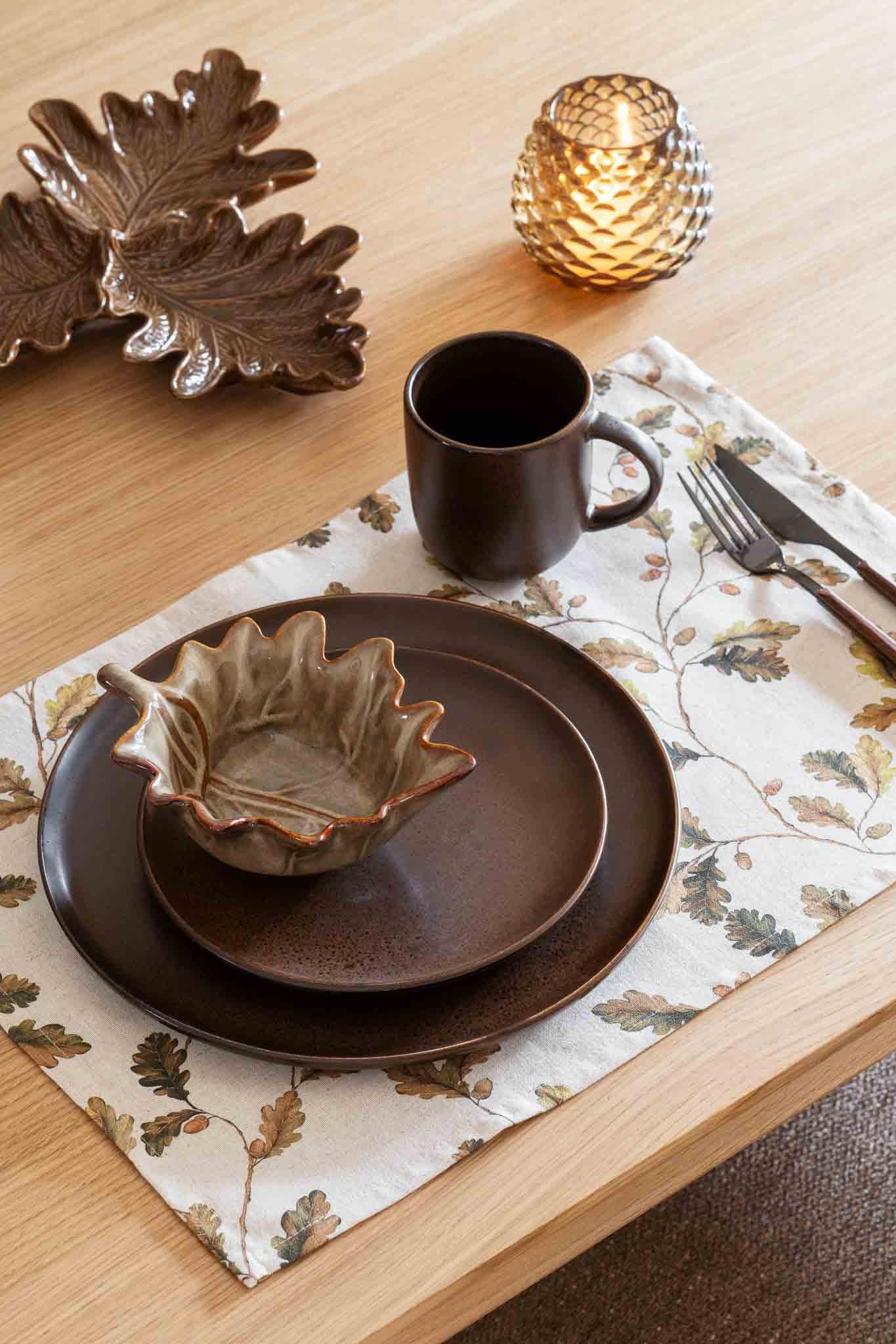 Borddekking med Ada, dekkebrikke og skål blad