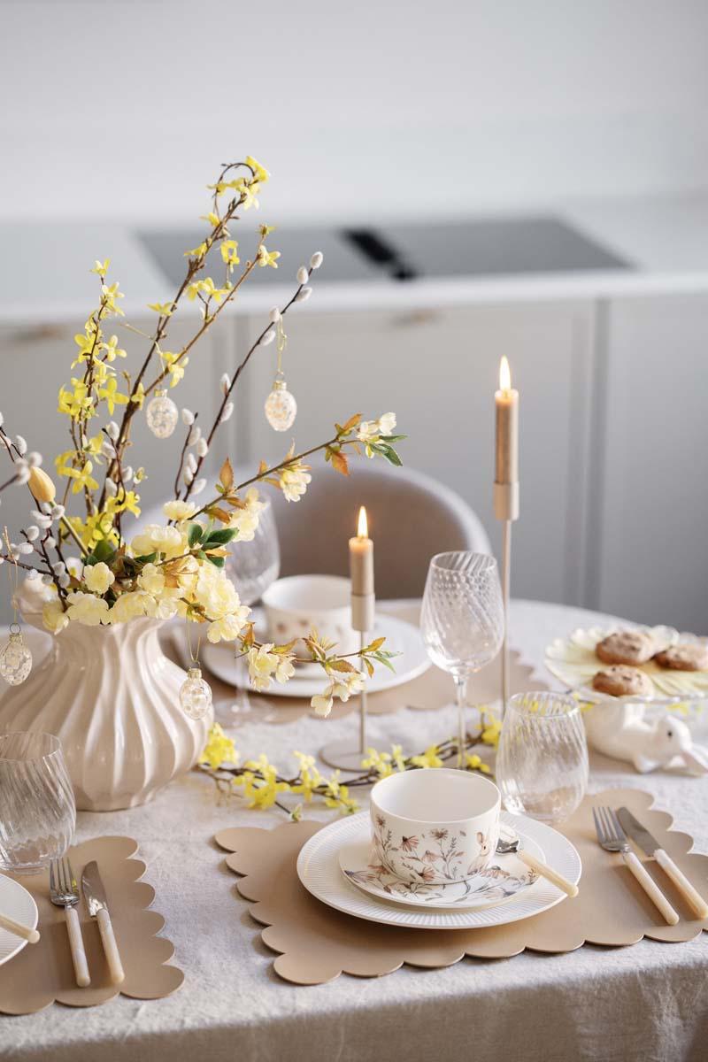 Påskebord med gåsunger, glassegg og girlander