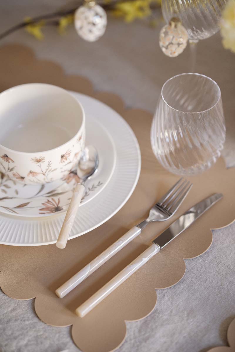 Påskebord med servise påskeeng og glass Valerie