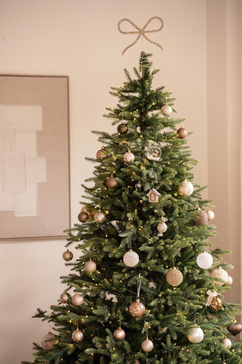 Juletre med hvit, gull og brun pynt