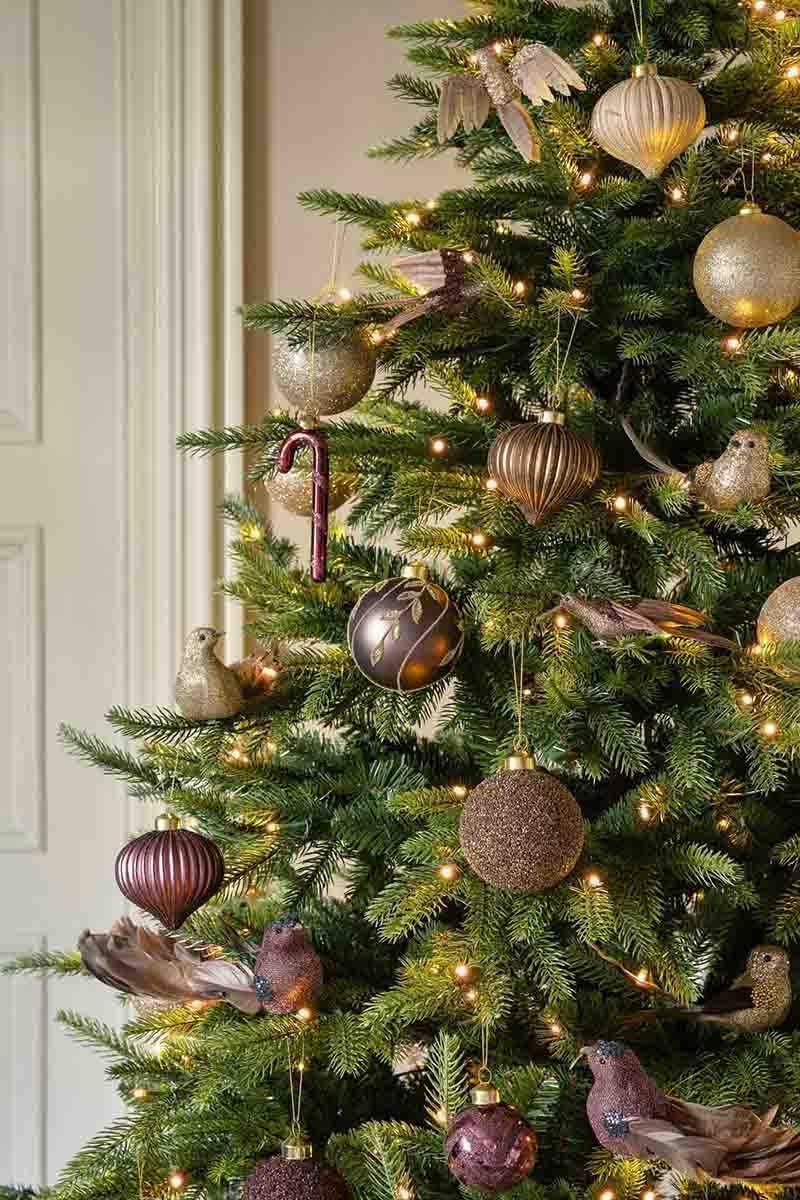 Juletre med lilla og burgunder pynt