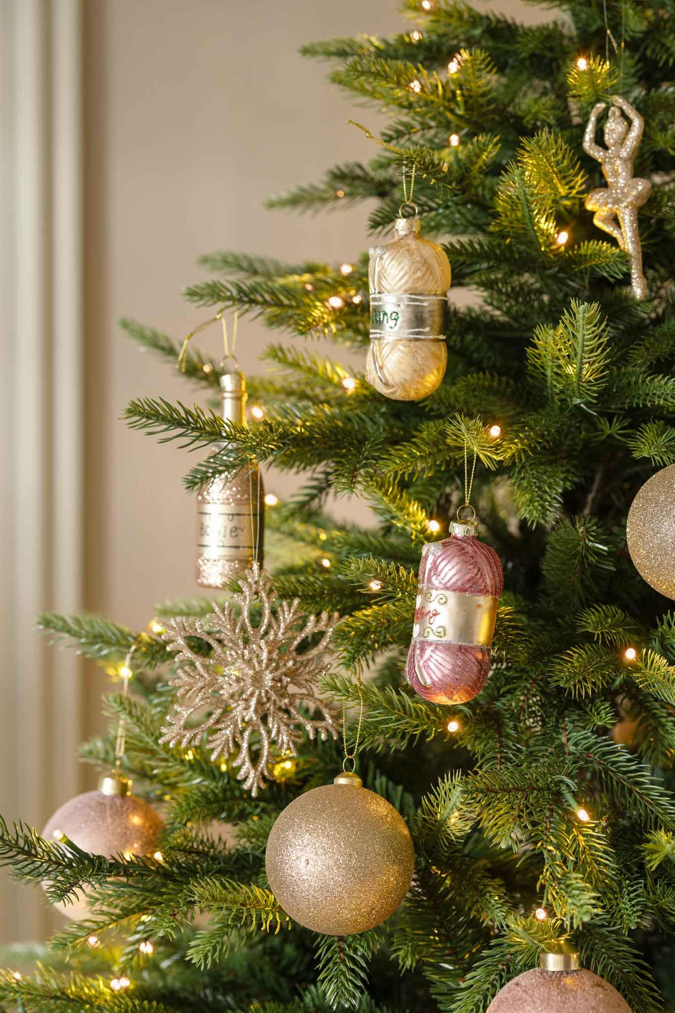 Juletre med rosa julekuler