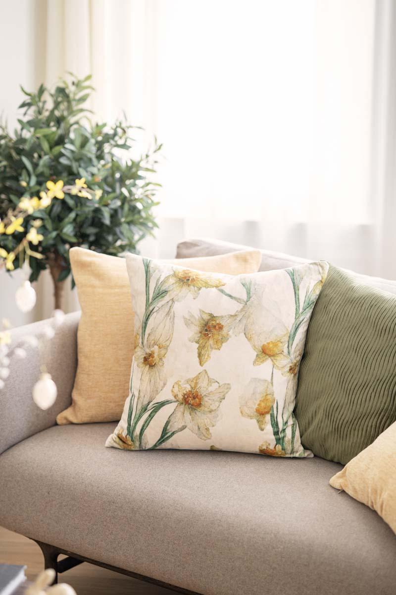 Gule påskeputer i sofaen