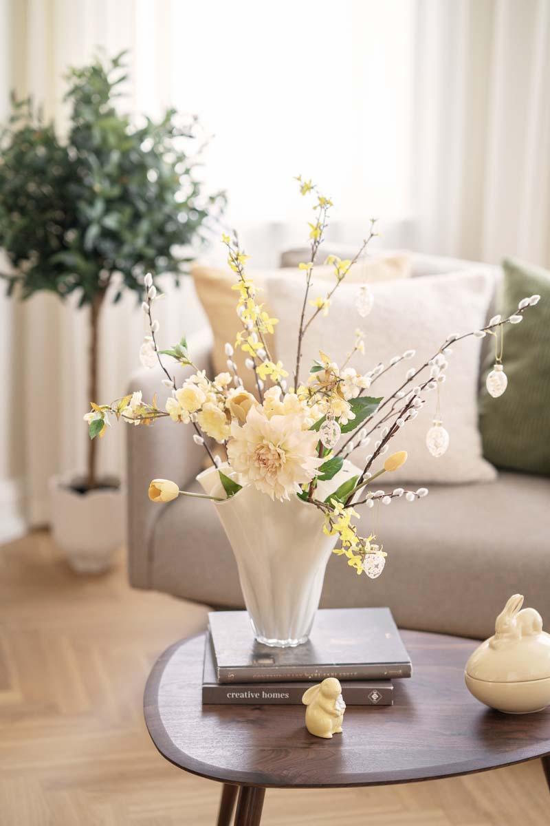 Vase med gåsunger, tulipaner og påskeskål