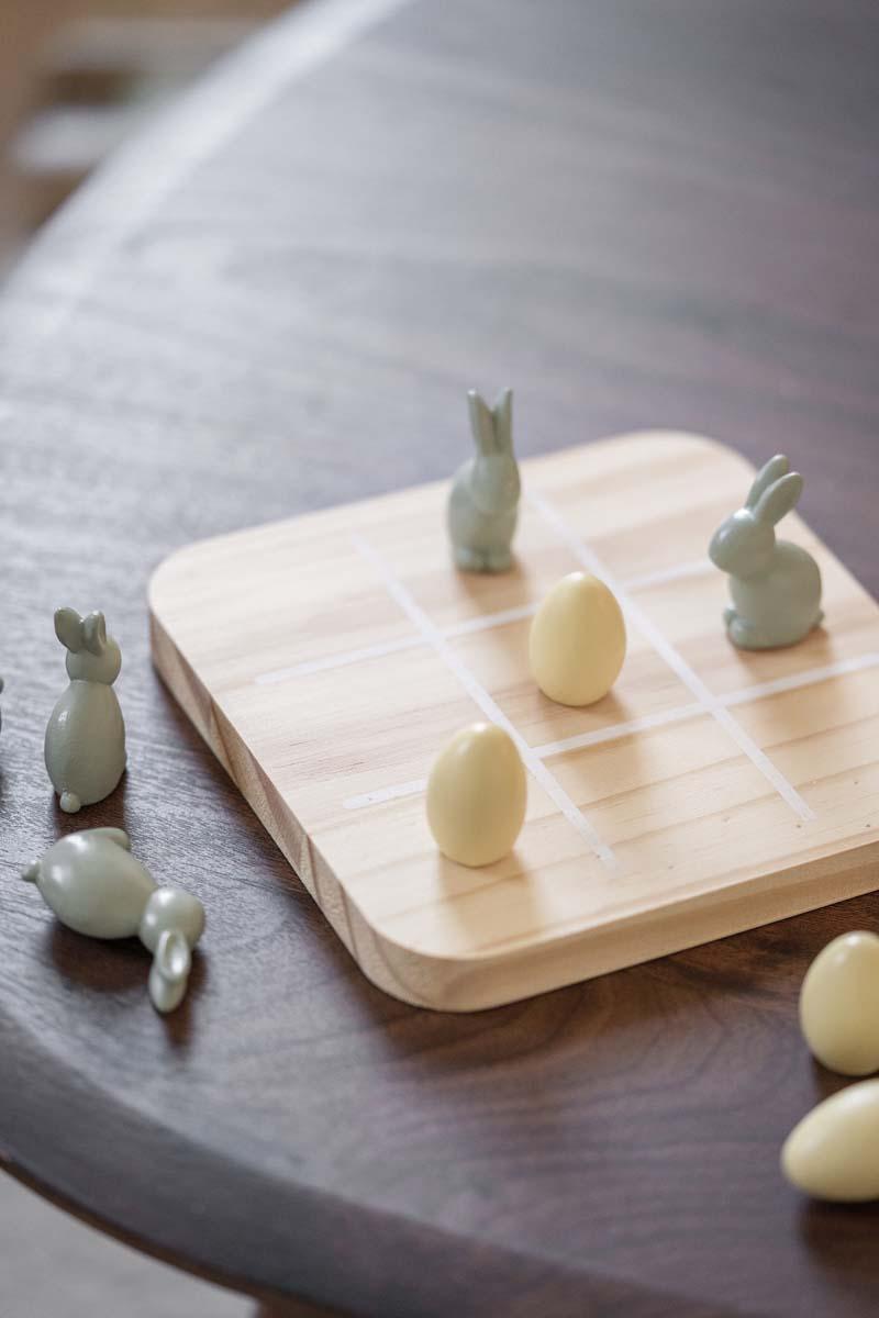 Tre på rad-spill med kanin og egg