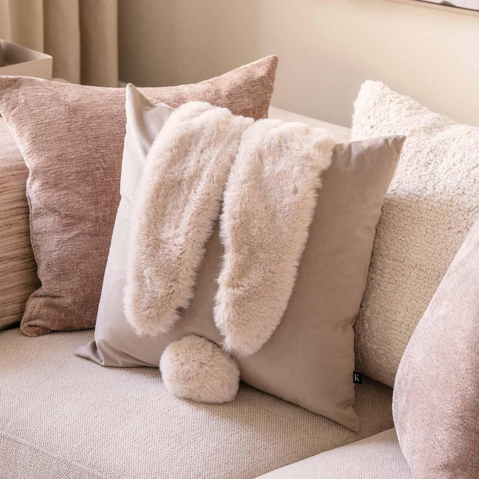 Påskeputer i beige og rosa med kaninpute