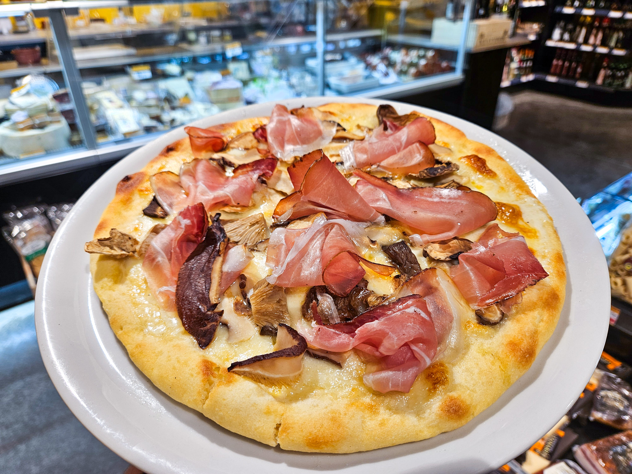 Vår ny pizzaoppskrift er inspirert av de majestetiske italienske Alpene og smaker fra flere regioner, med en kombinasjon av Speck fra Trentino, Taleggio fra Lombardia og Porcini fra Piemonte. 