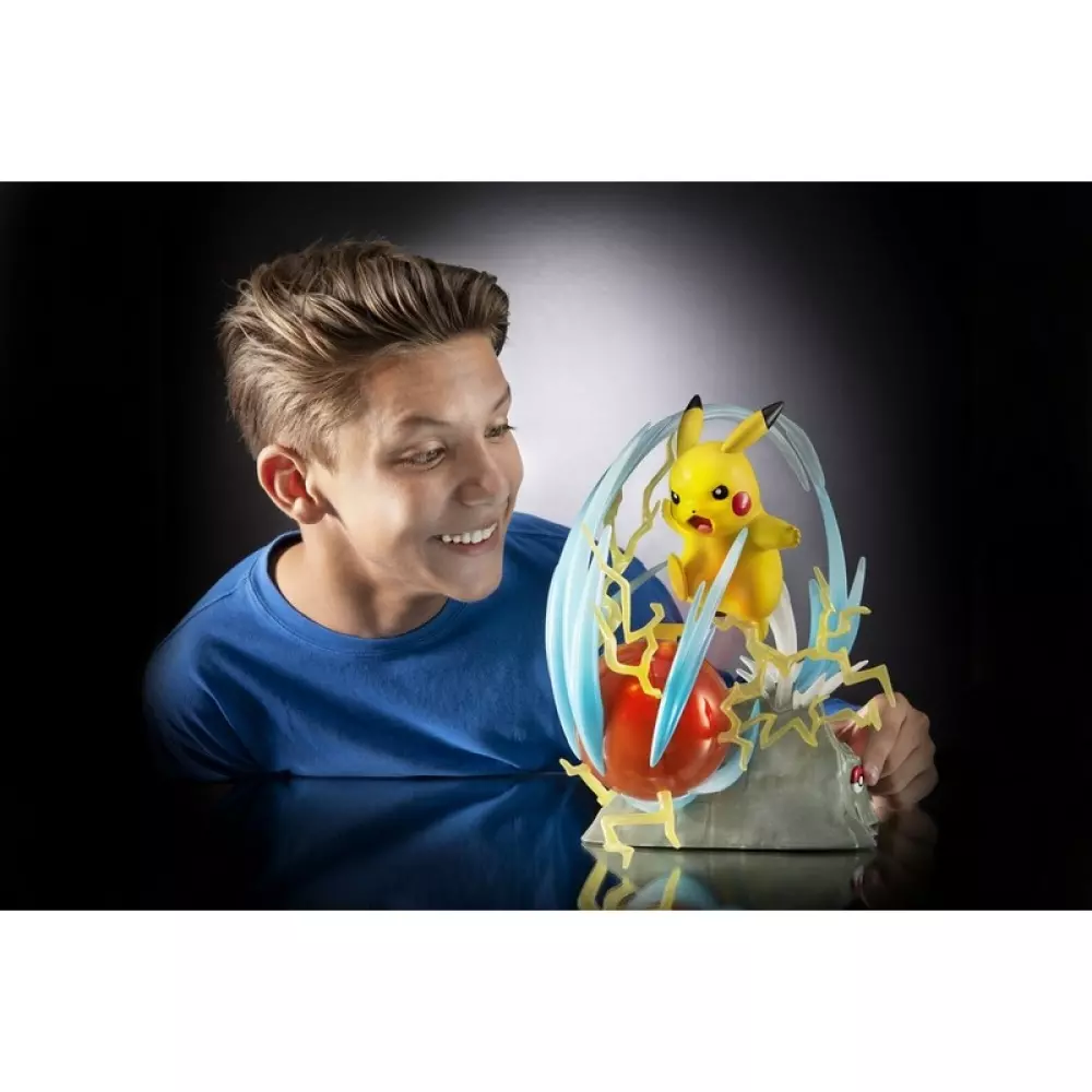 POKEMON - DELUXE COL.STATUE PIKACHU H:33, 191726399476, 1000040513, Inneleker, Lekefigurer og superhelter, PKW2370, FH-PKW2370