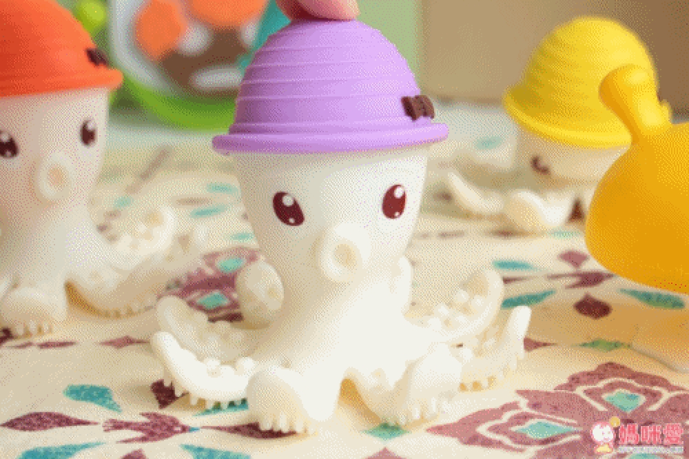 MOMBELLA OCTOPUS - LILLA, 5060666870022, 1000046687, Inneleker, For de minste, MOMBELLA, MOMBELLA OLLIE THE OCTOPUS LILLA, 103514, Den originale Ollie blekkspruen- fra 5+ mnd.