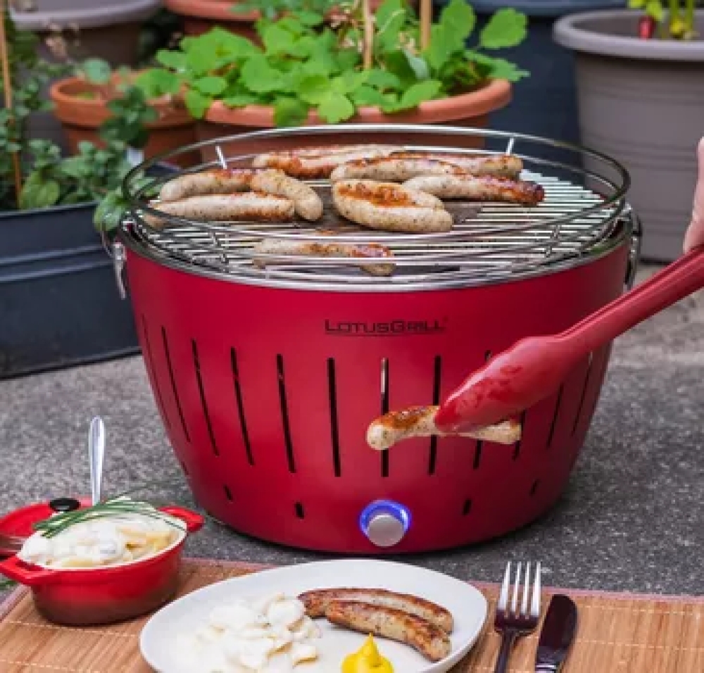 Opplev Mesterlig Grillkunst med Lotus Kullgrill – Kjøp Nå! Ønsker du å forvandle dine grillopplevelser til kulinariske mesterverk? Lotus kullgrillen er svaret! Med sitt innovative design og førsteklasses konstruksjon leverer den uovertrufne resultater som vil imponere selv de mest kresne grillmesterne. Utforsk vårt utvalg av Lotus kullgriller og oppdag en verden av muligheter. Vårt patenterte luftstrømsystem gir presis kontroll over temperaturen, slik at du kan grille saftige biffer, sprø grønnsaker og delikate sjømatretter med perfeksjon hver gang. Enten du er en lidenskapelig grillentusiast eller bare ønsker å heve din grillopplevelse til nye høyder, vil Lotus kullgrillen være ditt ultimate verktøy. Bestill nå og ta det første skrittet mot å bli en ekte grillmester! Hvorfor velge Lotus Kullgrill? Overlegen kvalitet: Laget av materialer av høy kvalitet for langvarig holdbarhet. Presis grilling: Unikt luftstrømsystem for nøyaktig temperaturkontroll. Stil og funksjonalitet: Elegante designelementer kombinert med praktiske funksjoner. Allsidig: Egnet for grilling, røyking, steke og mer. Ikke gå glipp av muligheten til å ta din grillopplevelse til neste nivå. Kjøp din Lotus kullgrill i dag og bli en ekspert på grillkunst! https://varmeforum.no/, LotusGrill Classic G340 Blazing red, 4260023010837, 30053888, 1 Griller, Lotus, 20011-G-RO-34P, Kullgrill med vifte